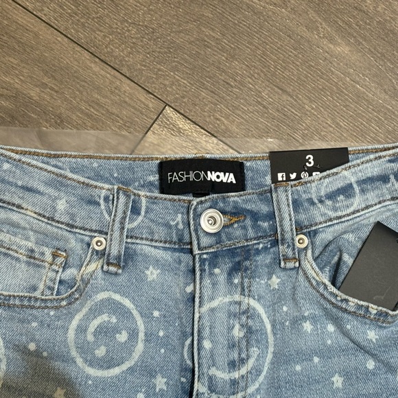 Fashion nova happy face jeans size 3 - Picture 3 of 4